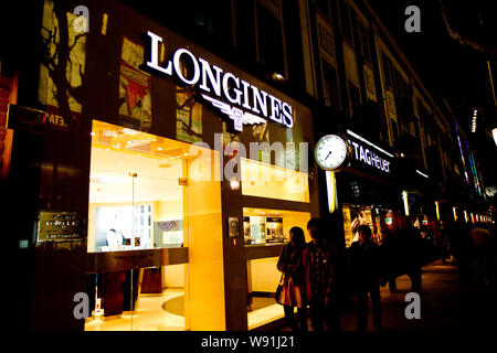 ---- Fußgänger vorbei an einem Geschäft von Longines Uhr in Shanghai, China, 9. April 2012. Hengdeli Holdings Ltd., dem chinesischen Handelspartner von Swat Stockfoto