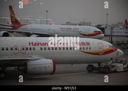 --FILE - eine Boeing 737-800 Düsenflugzeug von Hainan Airlines, Front, wird abgeschleppt Vergangenheit auf eine andere Ebene der Hainan Airlines an der Beijing Capital Internationa Stockfoto