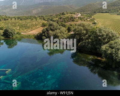 Künstlicher See von Capo d'Acqua Capestrano, L'Aquila, Abruzzen, Italien Stockfoto