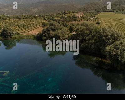 Künstlicher See von Capo d'Acqua Capestrano, L'Aquila, Abruzzen, Italien Stockfoto