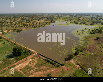 Einen kleinen "Barrage", künstliche Regenwasser sammeln Basin, in der Nähe der Stadt Kaya, im Norden von Burkina Faso, Afrika Stockfoto