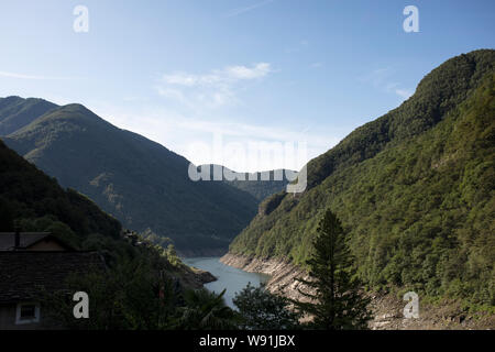 Der Verzasca Fluss fließt durch das Verzasca Tal in Lavertezzo, in der italienischen Region Tessin, Schweiz. Stockfoto