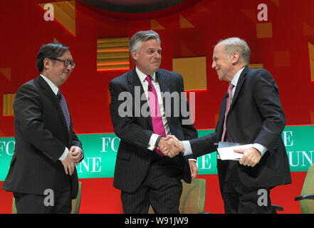 Der ehemalige US-Botschafter in China Jon Huntsman, Mitte, schüttelt Hände mit Kenneth Lieberthal von der Brookings Institution, rechts, neben Yang Jiemian, Pr Stockfoto