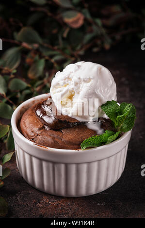 Schokolade Fondant mit einer Kugel Eis. Hot Dessert. Französische Dessert. Heiße Schokolade Pudding mit Vanilleeis ball Stockfoto