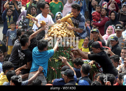 Yogyakarta, Indonesien. 12 Aug, 2019. Die Menschen drängeln sich Gemüse nach der Feier der Grebeg Besar, Javanisch traditionelle Erntedankfest zu Eid al-Adha, hat keine bestimmte Zeitdauer durch Anhäufen von Gemüse in der Form eines Berges feiern, in Yogyakarta, Indonesien, 12.08.2019. Credit: Supriyanto/Xinhua Stockfoto