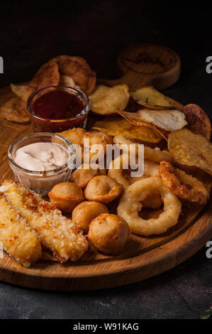 Große Auswahl an Bier Snacks auf einem Holzbrett Stockfoto