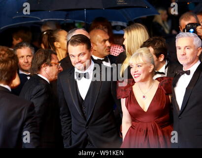 (Von der Mitte nach rechts) US-Schauspieler Leonardo DiCaprio, australische Produktion designer Catherine Martin und der australische Regisseur Baz Luhrmann Pose auf der Re Stockfoto