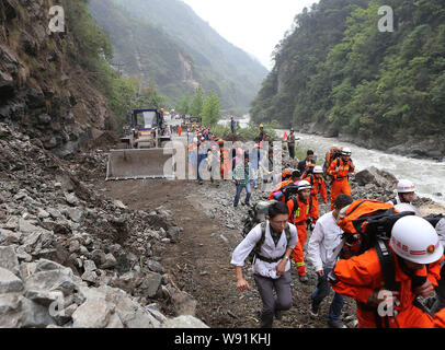 Chinesische Retter, die über die Website von einem Erdrutsch durch die 7,0-Erdbeben in Baoxing county verursacht, yaan Stadt, im Südwesten von China Sichuan pr Stockfoto