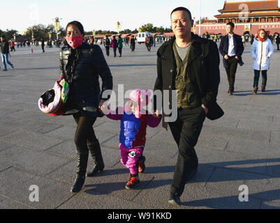 ---- Eine chinesische Paare und ihre einzige Tochter besuchen Sie den Platz des Himmlischen Friedens in Peking, China, 17. November 2013. China offiziell genehmigt am Samstag (28. Stockfoto
