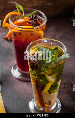 Zwei Gläser Tee mit Früchten und Gewürzen. Heiße Getränke Tee mit Minze, marokkanische traditionelle Getränk im Glas. Stockfoto