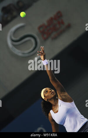 Serena Williams der US-Renditen einen Schuß zu Caroline Wozniacki von Dänemark während der viertelfinalegleichen der China Open Tennis Turnier an der Natio Stockfoto