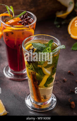 Zwei Gläser Tee mit Früchten und Gewürzen. Heiße Getränke Tee mit Minze, marokkanische traditionelle Getränk im Glas. Stockfoto