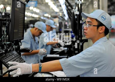 Chinesische Arbeiter montieren Desktop-Computer auf der Produktionslinie im Global Operations Website von Dell in Chengdu City, im Südwesten von China Sichuan prov Stockfoto