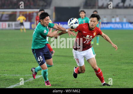 Gao Lin China Guangzhou Evergrande, rechts, Herausforderungen Ryota Moriwaki Japans der Urawa Red Diamonds während ihrer Gruppe F First Round Match des AF Stockfoto
