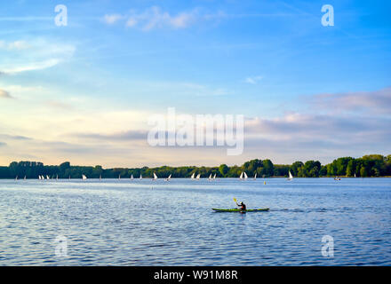 Blick entlang der Kralingse Plas See bei Sonnenuntergang in Rotterdam in den Niederlanden. Stockfoto