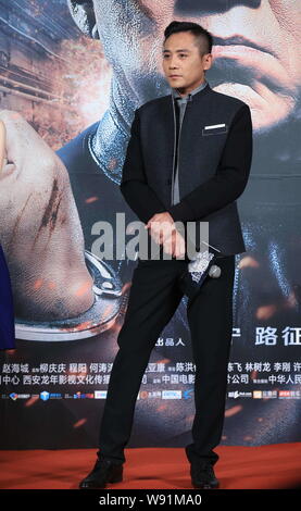 Chinesische Schauspieler Liu Ye stellt auf einer Pressekonferenz zu seinem neuen Film, Police Story 2013, in Peking, China, 8. Dezember 2013. Stockfoto