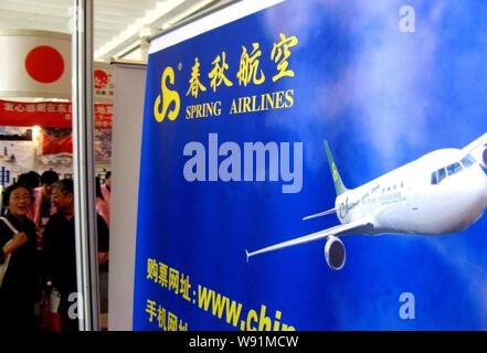 ---- Besucher vorbei an eine Werbung von Spring Airlines während der Expo in Shanghai, China, 14. Mai 2011. Eine chinesische Haushalt Carrier ist die Planung Stockfoto