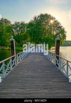 Blick entlang der Kralingse Plas See bei Sonnenuntergang in Rotterdam in den Niederlanden. Stockfoto