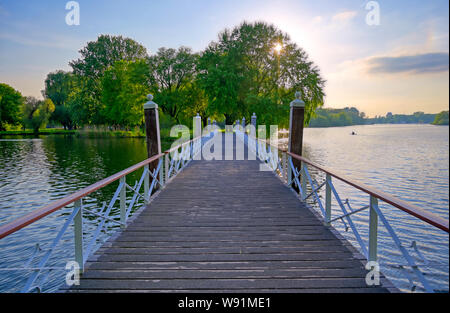 Blick entlang der Kralingse Plas See bei Sonnenuntergang in Rotterdam in den Niederlanden. Stockfoto