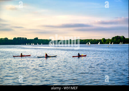 Blick entlang der Kralingse Plas See bei Sonnenuntergang in Rotterdam in den Niederlanden. Stockfoto