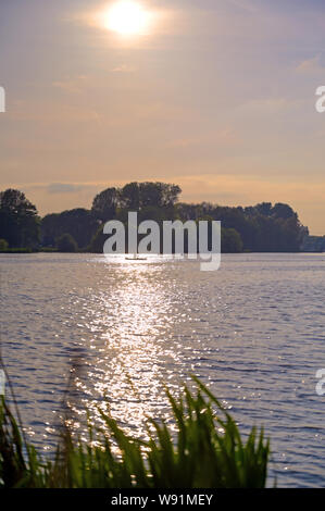 Blick entlang der Kralingse Plas See bei Sonnenuntergang in Rotterdam in den Niederlanden. Stockfoto