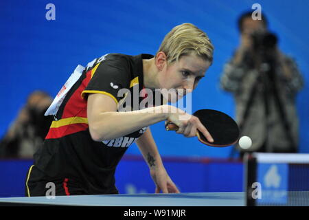 Kristin Silbereisen Deutschland liefert einen Schuß zu Ai Fukuhara Japans in ihrer Frauen singles Match während der ITTF World Team Classic 2013 in Guangzh Stockfoto