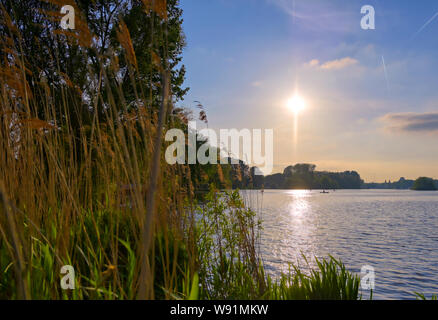 Blick entlang der Kralingse Plas See bei Sonnenuntergang in Rotterdam in den Niederlanden. Stockfoto