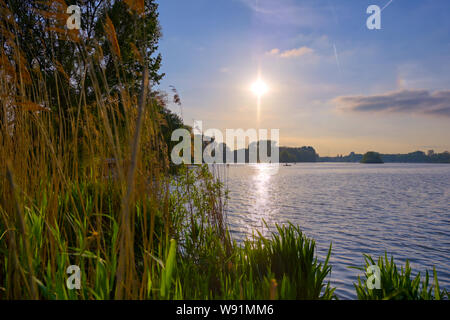 Blick entlang der Kralingse Plas See bei Sonnenuntergang in Rotterdam in den Niederlanden. Stockfoto