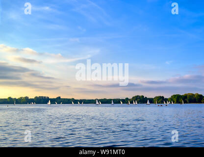 Blick entlang der Kralingse Plas See bei Sonnenuntergang in Rotterdam in den Niederlanden. Stockfoto