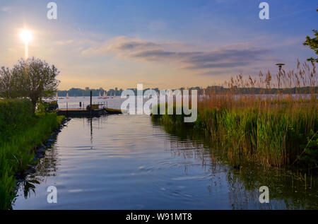 Blick entlang der Kralingse Plas See bei Sonnenuntergang in Rotterdam in den Niederlanden. Stockfoto