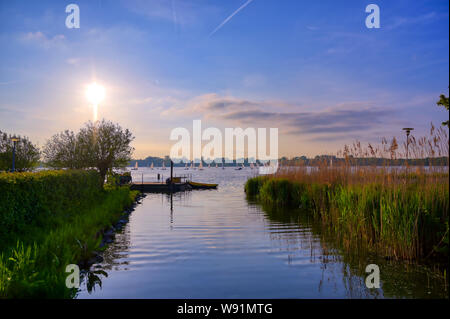 Blick entlang der Kralingse Plas See bei Sonnenuntergang in Rotterdam in den Niederlanden. Stockfoto