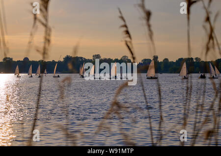 Blick entlang der Kralingse Plas See bei Sonnenuntergang in Rotterdam in den Niederlanden. Stockfoto