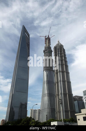 Die überstieg-out Shanghai Tower, Mitte, wird im Bau neben dem Jinmao Tower, rechts, und das Shanghai World Financial Center in der Lujiazui Fina Stockfoto