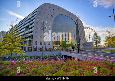 Rotterdam, die Niederlande - Mai 1, 2019 - Die Markthal (Halle) ist ein Wohn- und Geschäftshaus mit einer Halle unter, in R Stockfoto