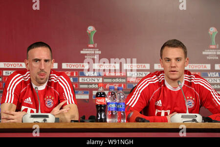 Franck Ribery, Links, und Torhüter Manuel Neuer von Germanys Bayern München an einer Pressekonferenz während der 2013 FIFA Klub-WM in Agadir, Mo Stockfoto