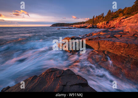 Sunrise entlang der felsigen Küste von Acadia National Park, Maine Stockfoto