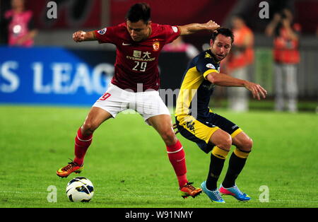 Gao Lin China Guangzhou Evergrande, Links, Herausforderungen sich Josua Australias der Central Coast Mariners in der zweiten Runde der 1/8 Final Stockfoto