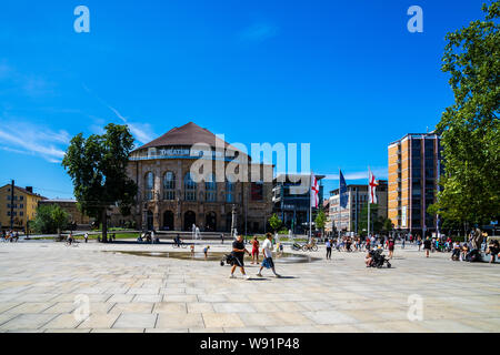 Freiburg im Breisgau, Deutschland, 8. August 2019, viele Menschen heißen, sonnigen Sommer genießen einen erholsamen Tag an der alten Synagoge Square in der Innenstadt von Freiburg Stockfoto