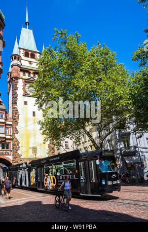 Freiburg im Breisgau, Deutschland, 8. August 2019, Straßenbahn fahren durch antike Stadt Gate genannt martinstor der Altstadt in der Innenstadt von Stadt Freiburg im Stockfoto