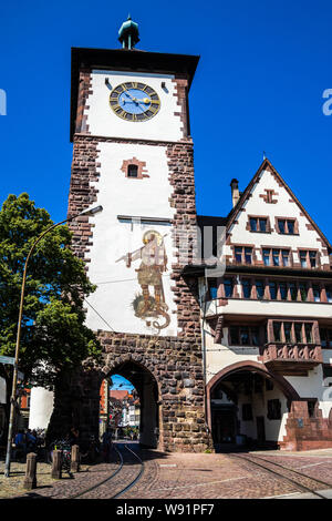 Freiburg im Breisgau, Deutschland, 8. August 2019, Schienen der Straßenbahn unter historischen Altstadt Tor namens Schwabentor besucht von vielen Touristen in Summe führenden Stockfoto