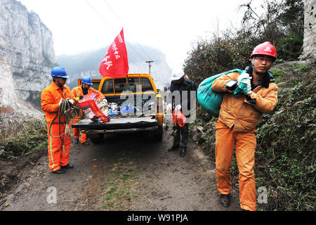 Elektrische Arbeiter der Kabel für die Rettung auf der Website der Erdrutsch in Longchang Gemeinde vorbereiten, Kaili Stadt, im Südwesten Chinas Provinz Guizhou, 18. Stockfoto