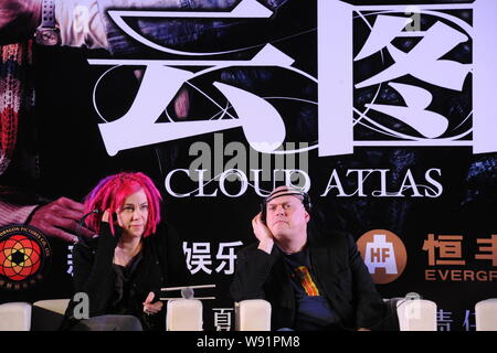 Der amerikanische Regisseur Andy Wachowski, Recht und sein Direktor Schwester Larry Wachowski eine Pressekonferenz für den Film, Cloud Atlas, in Peking, Chi teilnehmen Stockfoto