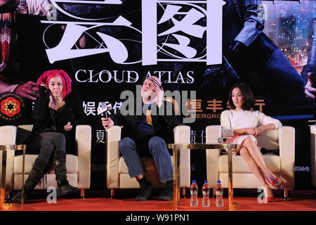 (Von rechts) chinesische Schauspielerin Zhou Xun, amerikanische Regisseur Andy Wachowski und sein Regisseur Schwester Larry Wachowski eine Pressekonferenz für die Movi teilnehmen Stockfoto