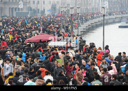 Touristen Masse die Promenade am Bund entlang den Fluss Huangpu während des Frühlings Festival (oder das Chinesische Neue Jahr) Urlaub in Shanghai, China, 12 Firma Febru Stockfoto