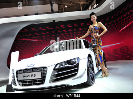 ---- Ein Modell stellt mit einem Audi R8 während der 12. Internationalen Automobil Ausstellung in Nanjing Nanjing City, East China Jiangsu Provinz, 29 Septembe Stockfoto