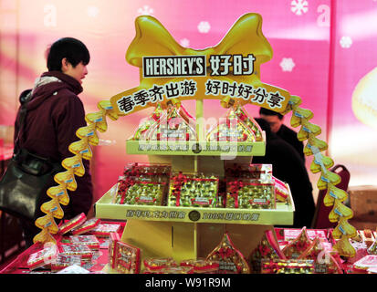 ---- Leute am Stand der Hersheys Kisses Schokolade besuchen Sie während einer Essen Ausstellung in Hangzhou City, East China Jiangsu Provinz, 24. März 2012. Stockfoto