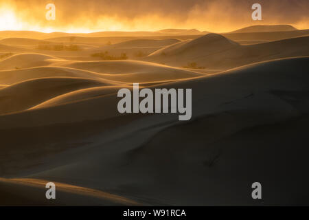 Sandsturm bei Sonnenuntergang, Mesquite Dünen, Death Valley National Park, Kalifornien Stockfoto