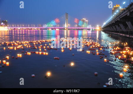 Nacht Blick auf den Fluss schwimmende Laternen auf der Songhua Fluss in der Stadt Jilin im Nordosten Chinas in der Provinz Jilin, den 7. Juli 2013. Insgesamt 14 630 River lant Stockfoto