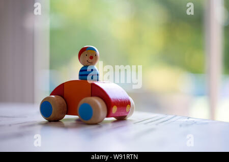 Holzspielzeug für Babys auf einem Tisch Stockfoto