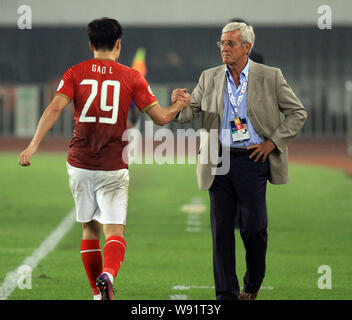 Head Coach Marcello Lippi von China Guangzhou Evergrande, rechts, hält die Hände mit Gao Lin in ihrer Gruppe F entsprechen der 2013 AFC Champions League agai Stockfoto